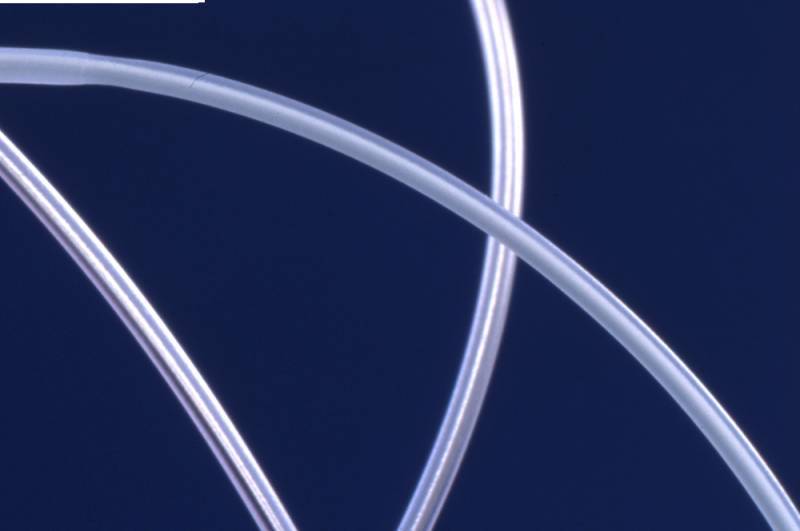 Détection de défauts sur tubes plastiques transparents