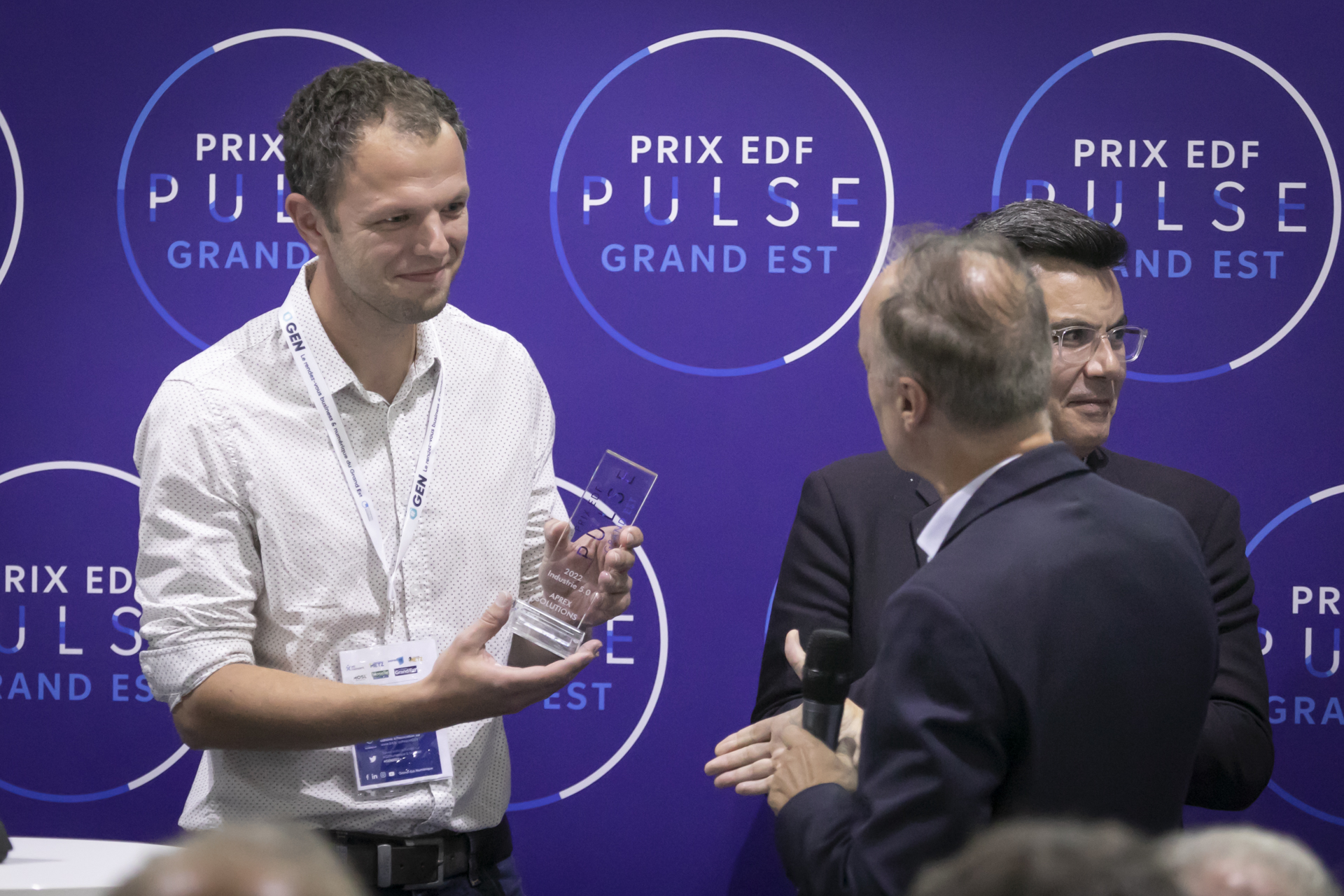 Jean-Michel Deveza, directeur Action Régionale Grand Est d'EDF remet le prix EDF Pulse industrie 5.0 à Romain Baude, CEO et co-fondateur d'APREX Solutions